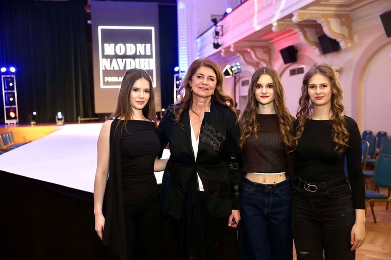 Vladimira Skale (druga z leve) s svojimi manekenkami 