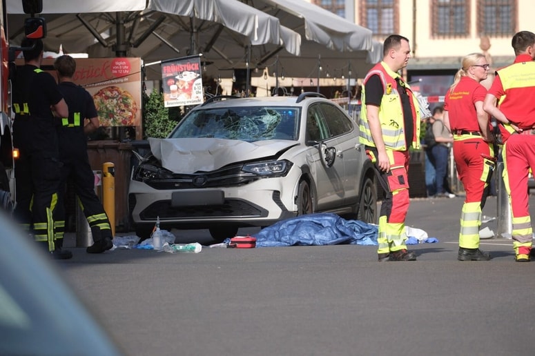 Glavna fotografija članka:Z avtomobilom zapeljal v množico in ubil dve osebi