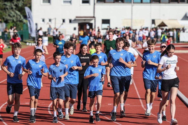 Atletski stadion Poljane so napolnili tekači. 