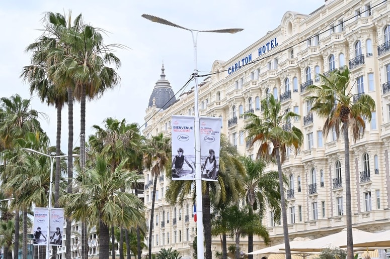 Plakati letošnje edicije festivala s fotografijo iz filma Thelma in Louise že krasijo slovito ulico Croisette, na kateri je tudi ikonični hotel Carlton. 