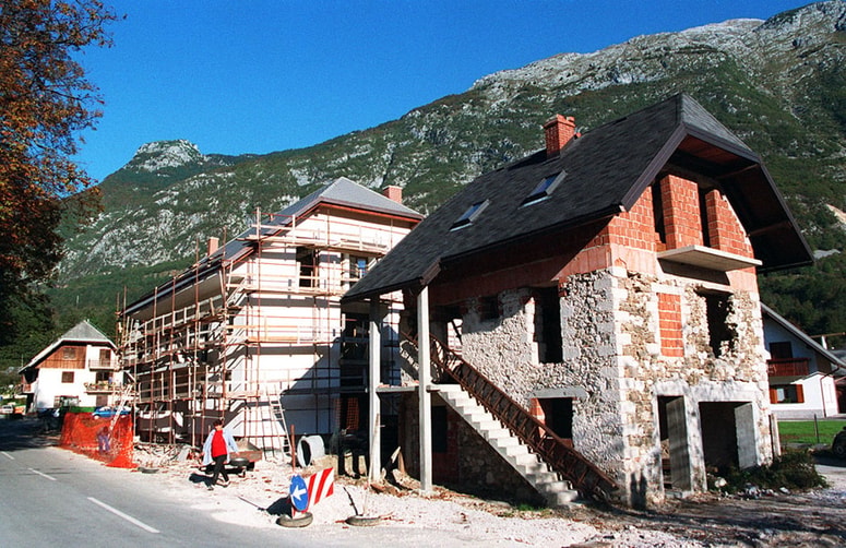 Potres v Posočju je mnoge ljudi pustil brez domov ter za seboj pustil dolgotrajne socialne in gospodarske posledice.