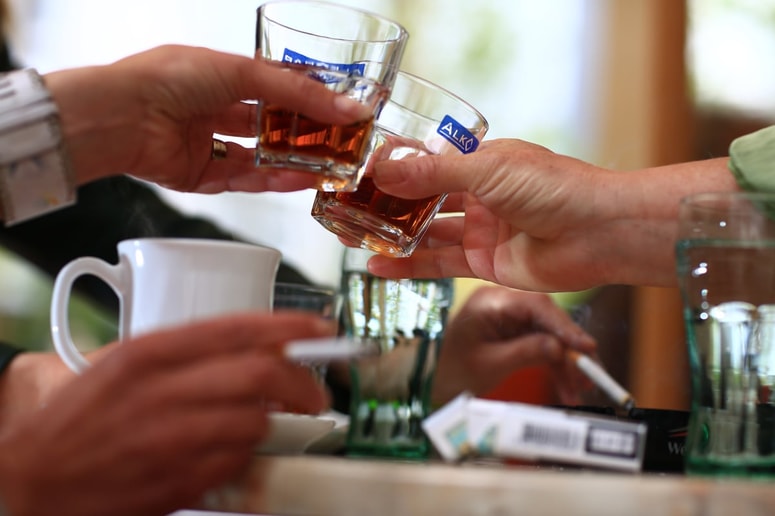 Pazite, s čim nazdravljate. Morda je vaša pijača na črnem seznamu!