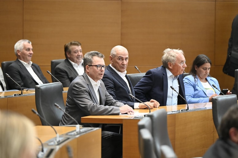 Janez Janša na izredni seji DZ, ki se je končala v treh minutah s seznanitvijo poslancev, da po prvem krogu kandidata za predsednika vlade ni, ker predsednica republike ni predlagala nikogar. 