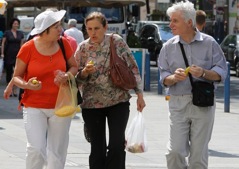 Sindikati opozarjajo, da interventni zakon prinaša prisilno upokojevanje, ker bi delodajalec odločal, s kom bi še ponovno sklenil pogodbo o zaposlitvi. 