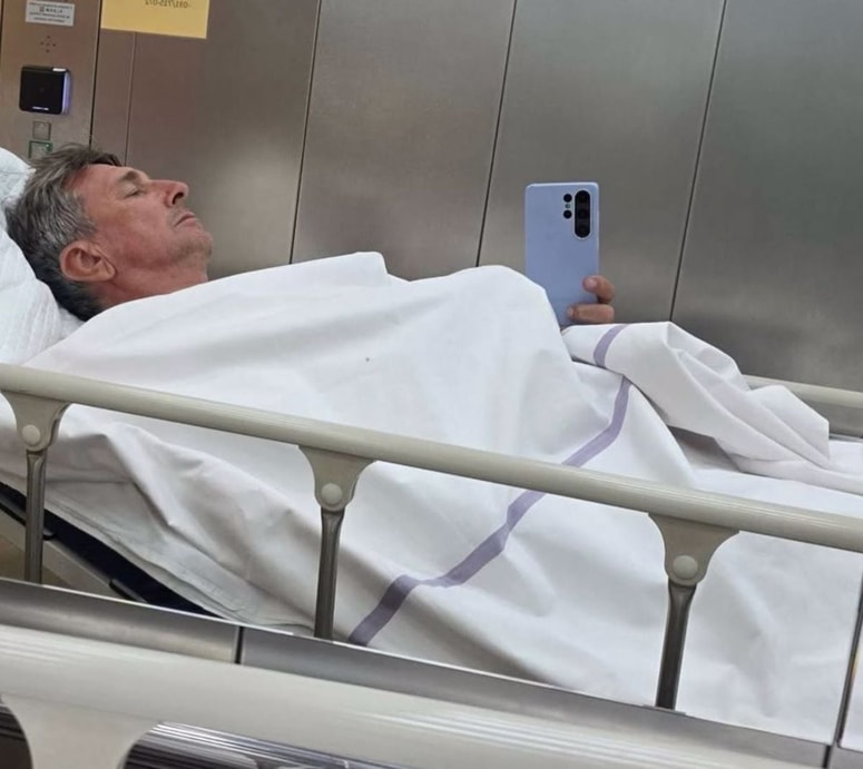 Borut Pahor je priznal, da je po nesreči poljubil čelado.