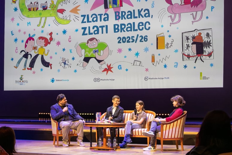 Približno 1.300 letošnjih zlatih bralk in bralcev se je s svojimi mentorji zbralo na osrednji zaključni prireditvi Zlata bralka, zlati bralec v Gallusovi dvorani Cankarjevega doma.