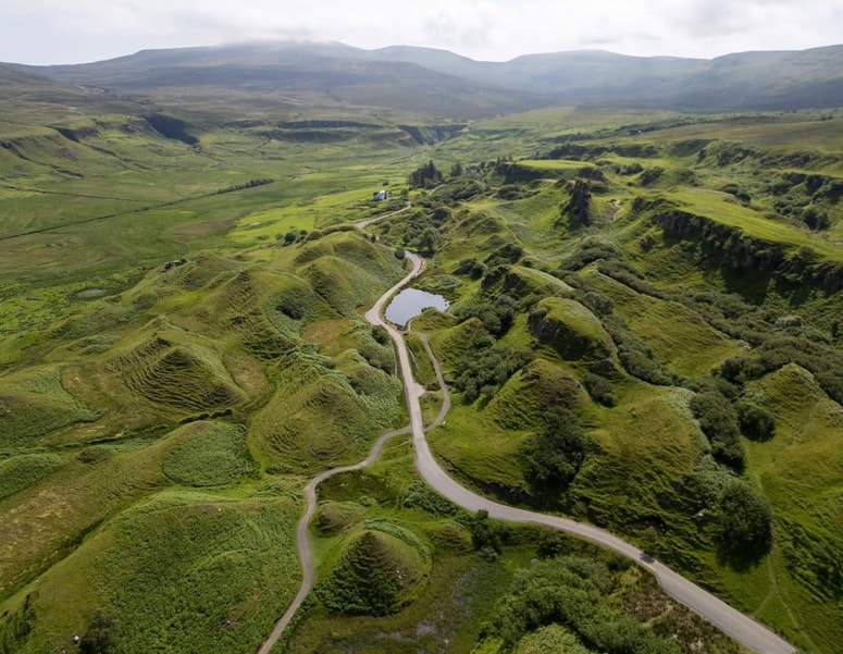 Fairy Glen leži na otoku Isle of Skye in velja za eno najbolj pravljičnih pokrajin na Škotskem.  