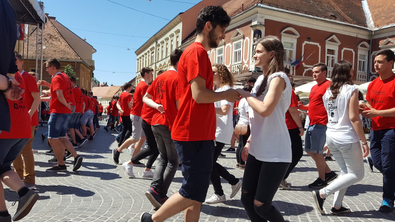 V staro mestno jedro Ptuja se po nekaj letih znova vrača maturantska četvorka. 