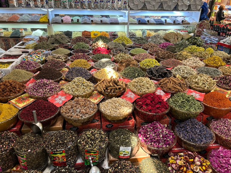 Tradicionalna tržnica v Bakuju - Nova tržnica. Gre za eno najbolj znanih in zgodovinskih tržnic v glavnem mestu Azerbajdžana, kjer prodajajo sadje, začimbe, oreščke, čaj, kaviar, suho sadje in druge lokalne izdelke. 