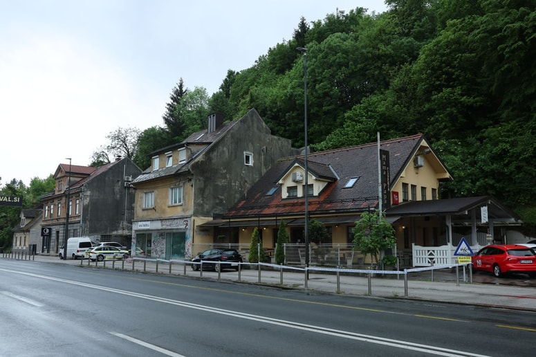 Moški pri Tivoliju z ostrim predmetom napadel žensko.