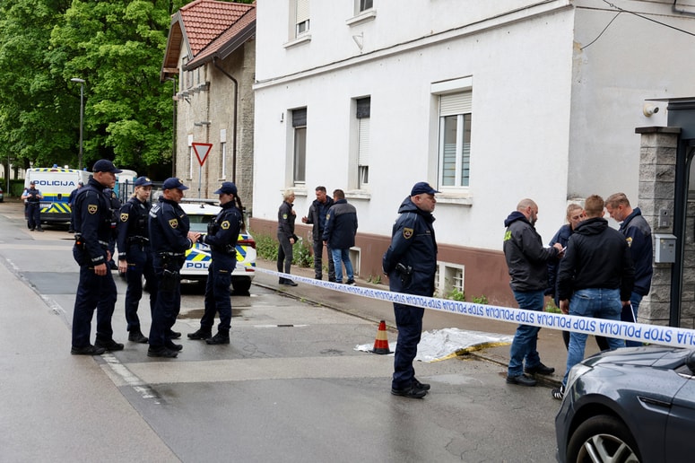 Policisti na kraju, kjer je bila v ljubljanski Šiški z ostrim predmetom huje poškodovana ženska, ki je v smrtni nevarnosti.