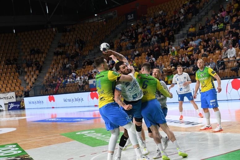 Glavna fotografija članka:Šport na TV