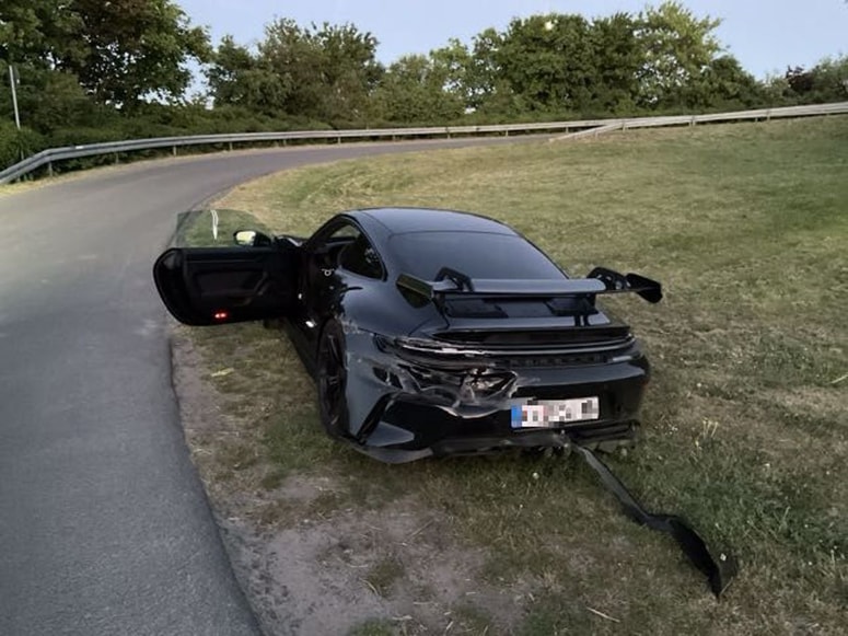 Preiskovalci so na uradnih fotografijah zameglili registrske oznake, vendar nekateri nemški mediji pišejo, da je imel avtomobil nameščene srbske registrske tablice.