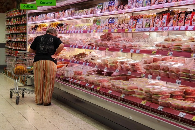 Tisti, ki doma ne želijo vzeti noža v roke in sami narezati mesa na zrezke, plačajo še višji davek na udobje.