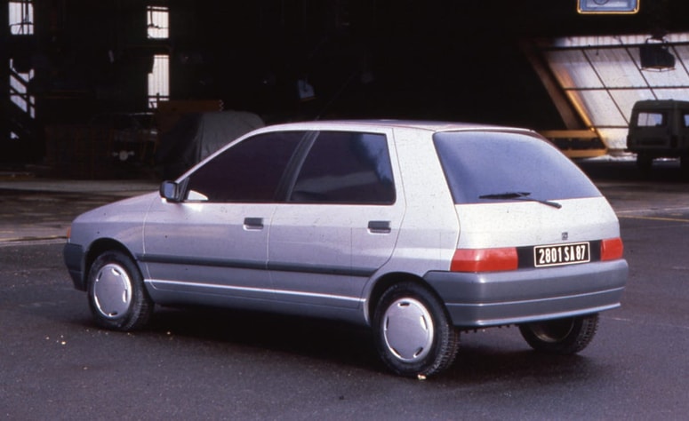 Leta 1987 so po Giugiarovi predlogi dizajn X57 pri Renaultu prevzeli sami. In to je bil prvi predlog s še precej drugačnim zadkom. 