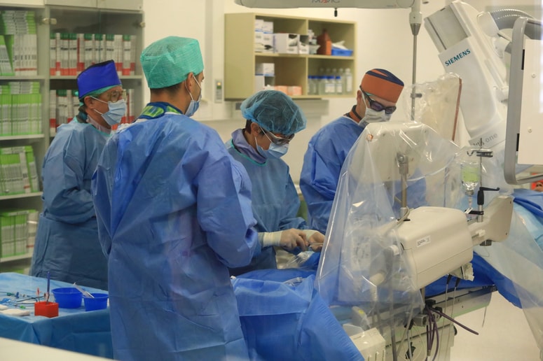 Interventni radiologi pravijo, da opravijo več kot 2400 interventnih radioloških posegov, od tega približno tretjino nujnih, med njimi tudi zdravljenje možganske kapi. 
