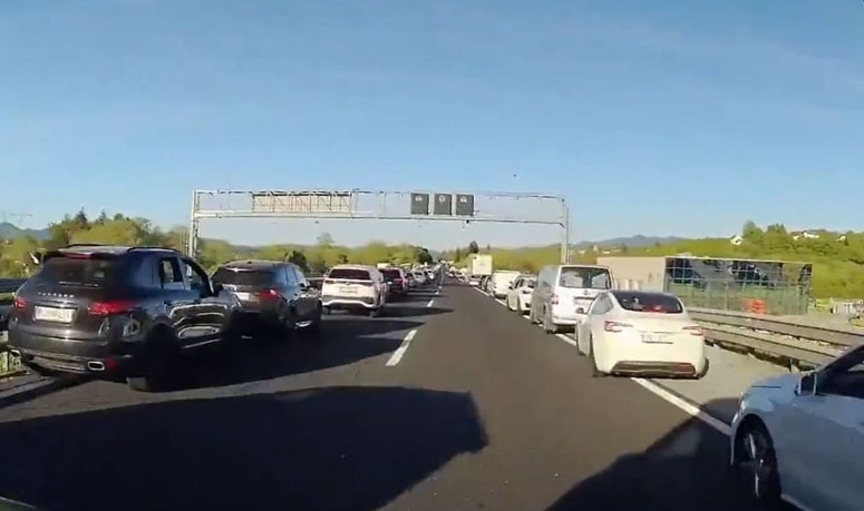 Kasneje so se pojavili posnetki ljudi, ki so izstopali iz avtomobilov, otroci so se žogali, eden od udeležencev v prometu pa si je čas krajšal s telovadbo na ograji.