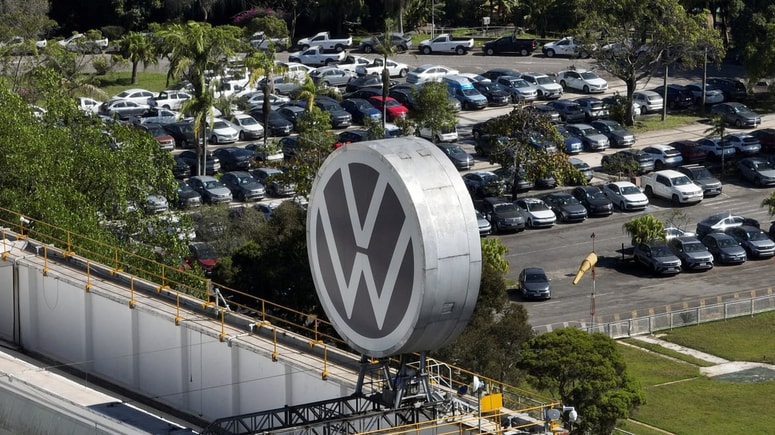 Da bi znižali stroške in povečali učinkovitost, Volkswagen hkrati načrtuje obsežne reze. V Nemčiji nameravajo do leta 2030 ukiniti 50.000 delovnih mest, s čimer želijo prihraniti več kot šest milijard evrov letno.