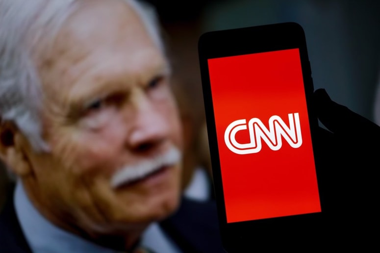 Ted Turner, Robert Edward Turner III., je menil, da so Američani preslabo obveščeni. Prišel je na idejo o televiziji, ki bo 24 ur na dan prenašala novice, saj večina Američanov ni imela dostop do tega zaradi dolgega delovnega dne. 