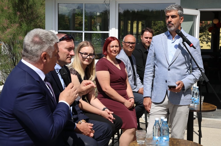Na okrogli mizi o problemih mladih prevzemnikov kmetij, ki jo je vodil Bor Greiner, so sodelovali (z leve) Marko Lotrič, Jože Podgoršek, Nina in Danica Kolarič Krajnc ter Klemen in Urban Hlade