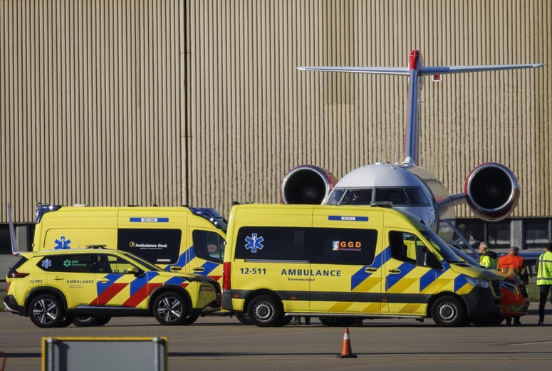 Zdravstveno osebje je stevardeso zaradi pojava blagih simptomov preventivno namestilo v izolacijo v amsterdamski bolnišnici UMC.