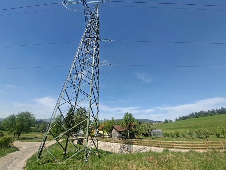 Hiša Vesne Junger v Kotljah, v ozadju daljnovoda, stoji v varovalnem pasu, ki je bil ob spremembi predpisov razširjen. 