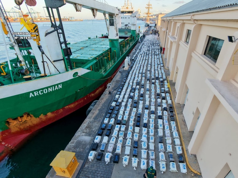 Prikaz skoraj 30 ton zaplenjenega kokaina