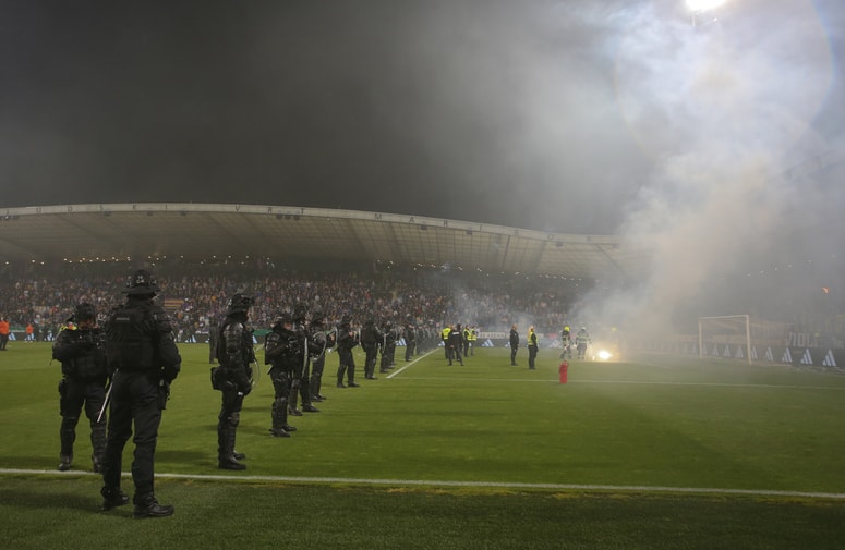 V 25. minuti drugega polčasa je uradni napovedovalec sporočil, da se derbi ne bo nadaljeval.