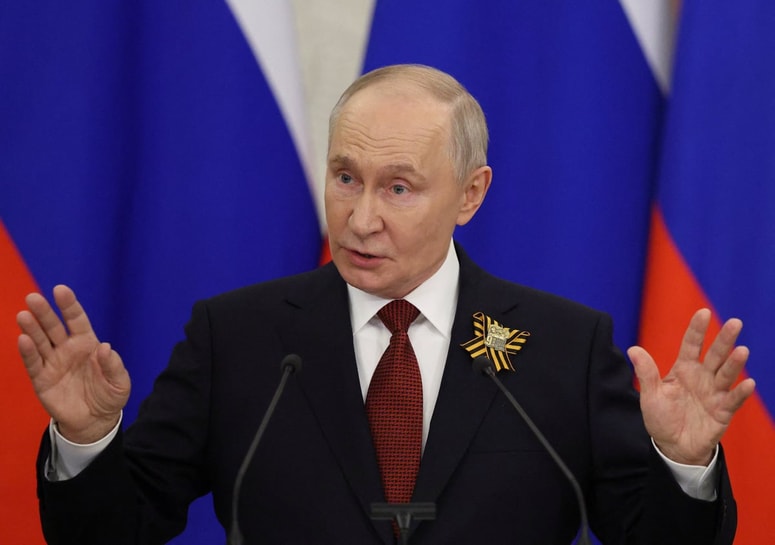 Putin je pred tem na sobotni vojaški paradi ob dnevu zmage v drugi svetovni vojni v Moskvi dejal, da se ruski vojaki v Ukrajini zoperstavljajo "agresivni sili", ki jo podpira zveza Nato.