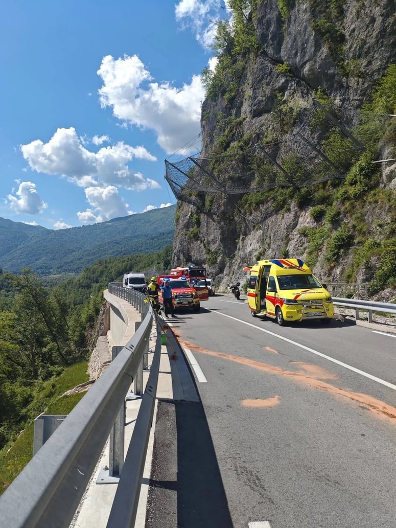 Motorist je med vožnjo proti Kobaridu zapeljal na nasprotno stran ceste in z motorjem čelno trčil v avto, s katerim je nasproti pripeljala voznica.