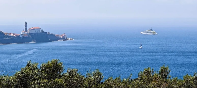 Razkošna jahta Emerald Kaia ladjarja Emerald Cruises se je prejšnji teden zasidrala pred Piranom. Dolga je 120 metrov, na njenem krovu je 128 potnikov. Po tovrstnih križarkah hrepenijo tudi v Izoli.