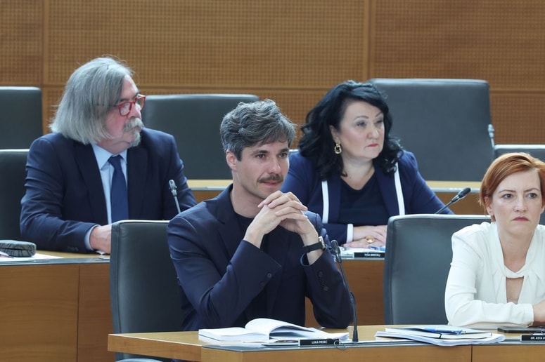Poslanci Levice in Vesne Vladimir Šega, Tina Brecelj, Luka Mesec in Asta Vrečko