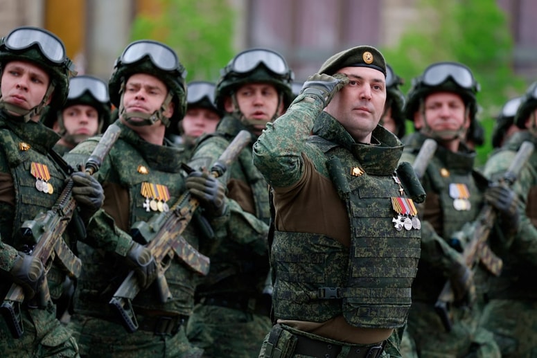 Sobotna vojaška parda ob dnevu zmage je tokrat potekala v odsotnosti tankov in drugega težkega orožja.