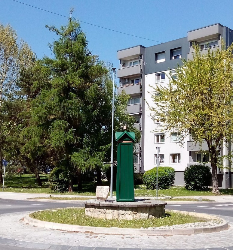 Na ostanke lenarških vodnjakov spominja tudi rondo na Partizanski cesti. 