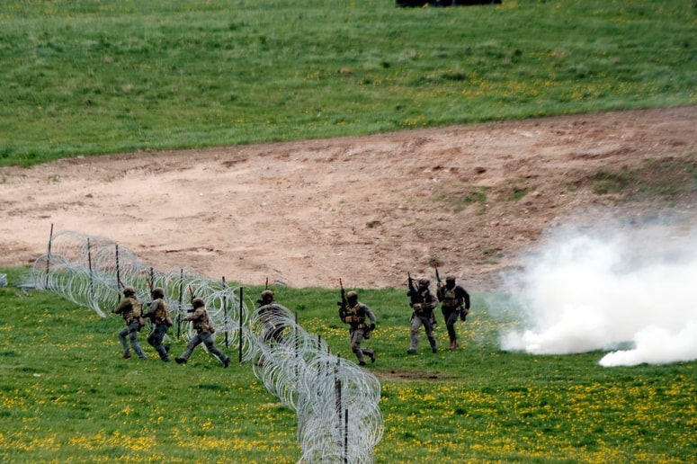 Študija Natovega centra odličnosti za energetsko varnost opozarja, da se morajo prihodnje vojaške baze in operacije manj zanašati na dizelske generatorje in uvoz fosilnih goriv.

 