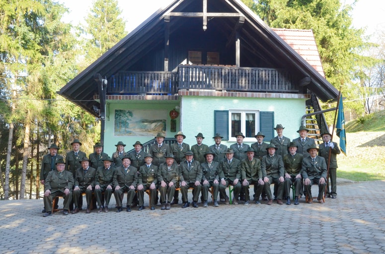 Šentiljski lovci pred svojim lovskim domom