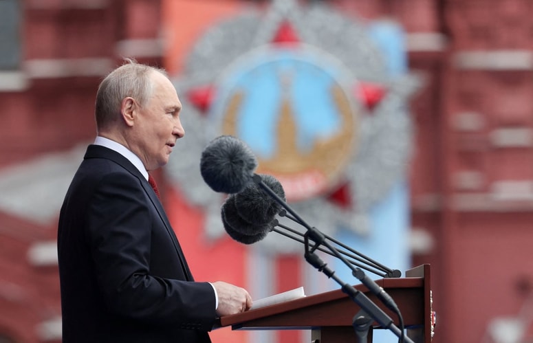Ruski predsednik Vladimir Putin med vojaško parado ob dnevu zmage v Moskvi
