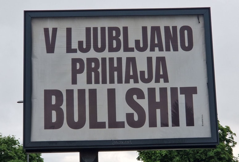 Kot poroča Marketing magazin, je naročnik plakatov kranjsko podjetje B kvadrat, d. o. o., ki je bilo ustanovljeno 9. februarja letos.
