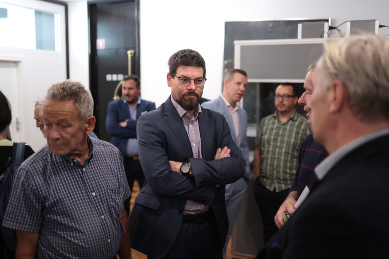Predsednik Konfederacije sindikatov Slovenije Pergam Jakob Počivavšek je na današnji novinarski konferenci v Ljubljani v imenu reprezentativnih sindikalnih central opozoril, da je bil zakon v v ponedeljek DZ sprejet, ne da bi se ga poskušalo prej uskladiti v socialnem dialogu.