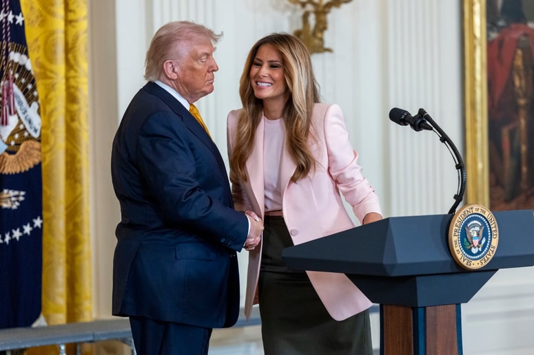 Resnica o dogajanju za zaprtimi vrati je precej manj dramatična, poroča ameriška revija People.