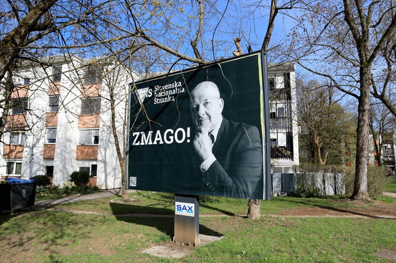 SNS se na zadnjih dveh volitvah ni uvrstila v parlament, vendar pa prejema sredstva iz državnega proračuna.