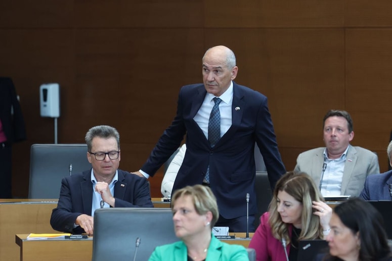 Janez Janša na izredni seji DZ o interventnem zakonu. "To je zakon, ki razbremenjuje vse," pravi skorajšnji mandatar. 