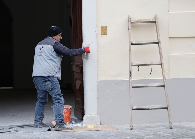 Tudi povprečna plača na zaposlenega v gospodarskih družbah v regiji kljub nominalnemu in realnemu povišanju z 2156 na 2249 evrov bruto še zmeraj zaostaja za slovenskim povprečjem za devet odstotkov.