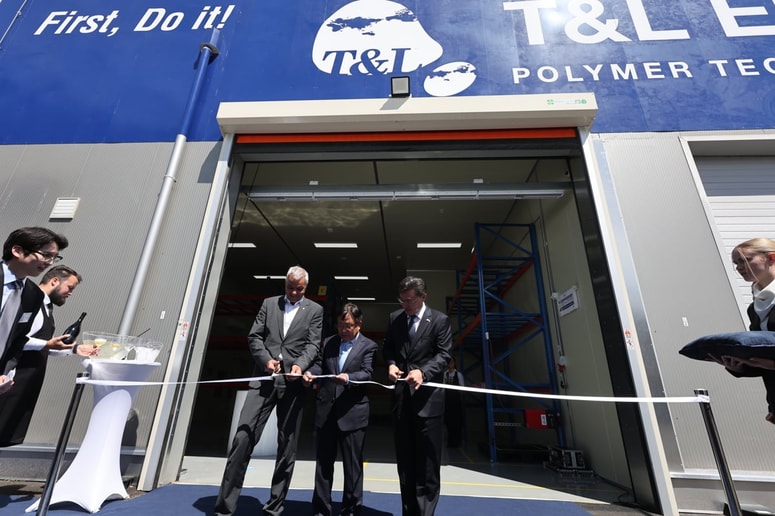 Tovarno T&L Europe so otvorili župan Saša Arsenovič, direktor Yoonso Choi in veleposlanik Južne Koreje Ilyoung Bae.