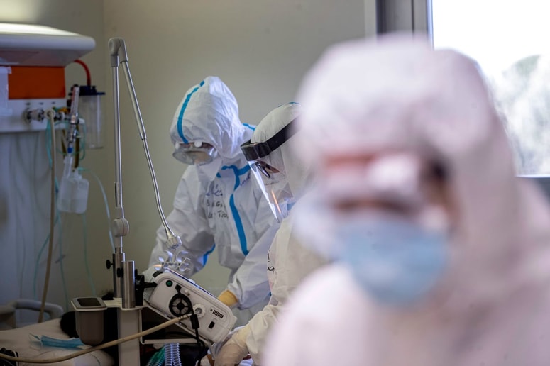 Zdravniki opozarjajo, da mora sistem preprečiti množičen prihod bolnikov v enote intenzivne terapije.