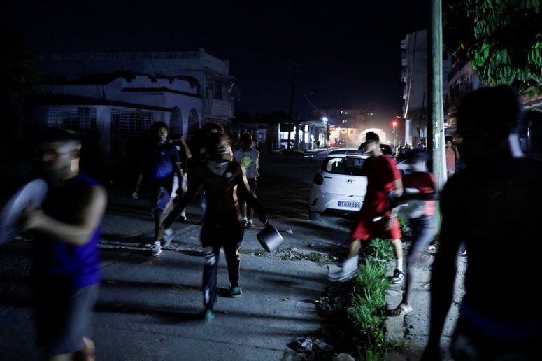 Prebivalci so zažigali kupe smeti in tako blokirali ceste, številni pa so ob tem udarjali po loncih. To je bila največja protestna noč v Havani od začetka energetske krize v začetku leta.