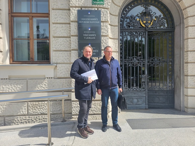 "Na koncu imam občutek, da je država do prostorov prišla bistveno ceneje, nam, lastnikom stanovanj pa grozi, da bomo ostali brez svojih domov," je Patrik Greblo (ob njem odvetnik Aljoša Dežman) dejal na sodišču. 