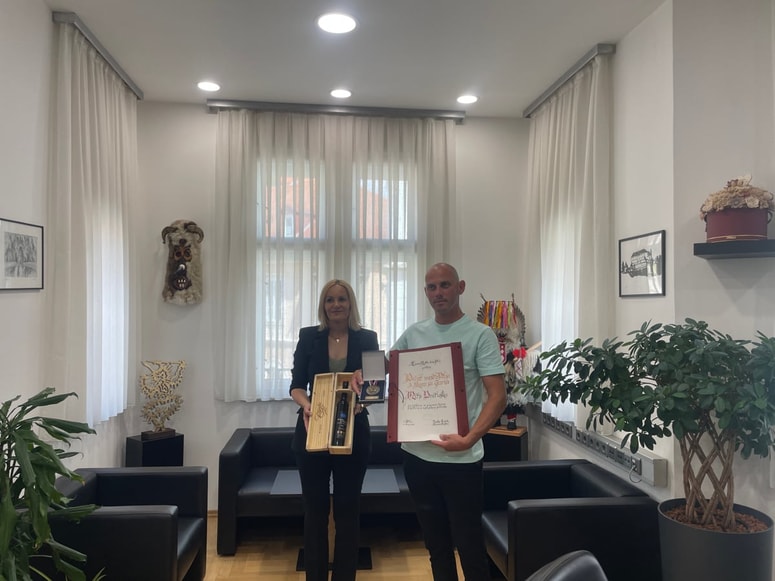 Županja Nuška Gajšek je danes v mestni hiši sprejela Mitjo Bratuška, dolgoletnega člana ekipe prve pomoči Civilne zaščite Mestne občine Ptuj, in se mu zahvalila za hitro, strokovno in srčno posredovanje ob nedavnem primeru srčnega zastoja. 