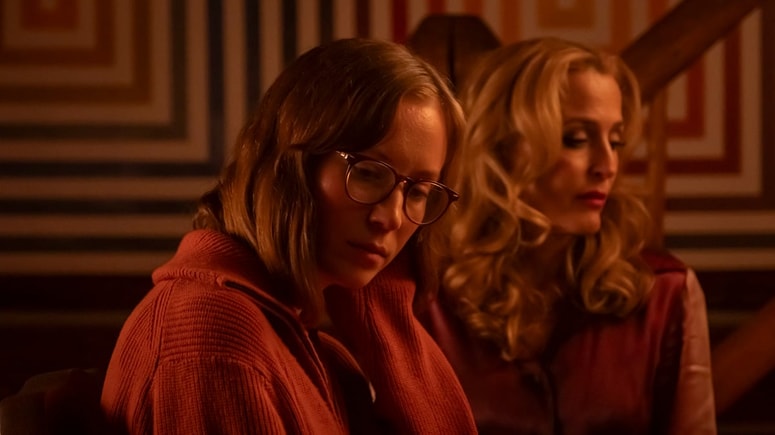 Hannah Einbinder in Gillian Anderson v filmu Teenage Sex and Death at Camp Miasma 