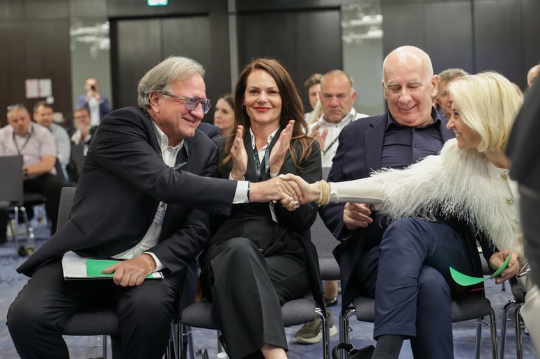 Marko Bitenc, novi predsednik Kluba SBC, prejema čestitke po izvolitvi.